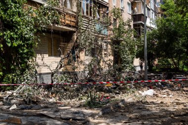 Kharkiv, Ukrayna, 7 Haziran 2025 Kharkiv 'deki bir yerleşim yerine yapılan Rus saldırısından sonra. Hasar büyük, birkaç apartman yanıyor ve birçok pencere yıkıldı..