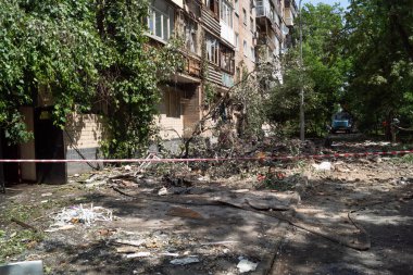 Kharkiv, Ukrayna, 7 Haziran 2025 Kharkiv 'deki bir yerleşim yerine yapılan Rus saldırısından sonra. Hasar büyük, birkaç apartman yanıyor ve birçok pencere yıkıldı..