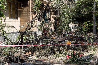 Kharkiv, Ukrayna, 7 Haziran 2025 Kharkiv 'deki bir yerleşim yerine yapılan Rus saldırısından sonra. Hasar büyük, birkaç apartman yanıyor ve birçok pencere yıkıldı..