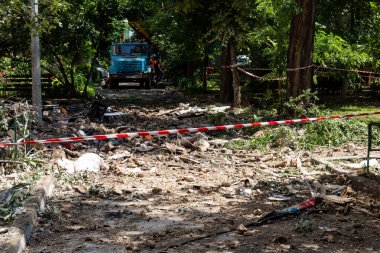 Kharkiv, Ukrayna, 7 Haziran 2025. İtfaiyeciler, Kharkiv 'deki bir yerleşim yerine yapılan Rus saldırısına yanıt verdiler. Birçok apartman yangını ve birçok pencerenin tahrip olmasıyla hasar çok büyük..