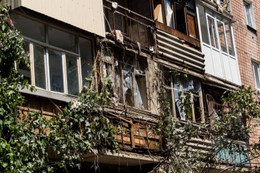 Kharkiv, Ukrayna, 7 Haziran 2025 Kharkiv 'deki bir yerleşim yerine yapılan Rus saldırısından sonra. Hasar büyük, birkaç apartman yanıyor ve birçok pencere yıkıldı..