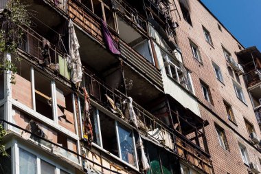 Kharkiv, Ukrayna, 7 Haziran 2025 Kharkiv 'deki bir yerleşim yerine yapılan Rus saldırısından sonra. Hasar büyük, birkaç apartman yanıyor ve birçok pencere yıkıldı..