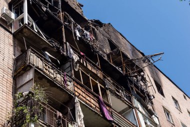 Kharkiv, Ukrayna, 7 Haziran 2025 Kharkiv 'deki bir yerleşim yerine yapılan Rus saldırısından sonra. Hasar büyük, birkaç apartman yanıyor ve birçok pencere yıkıldı..