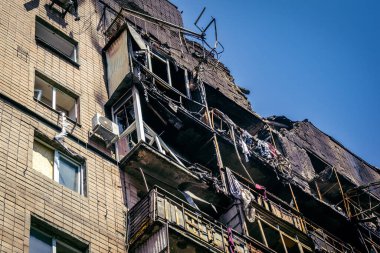 Kharkiv, Ukrayna, 7 Haziran 2025 Kharkiv 'deki bir yerleşim yerine yapılan Rus saldırısından sonra. Hasar büyük, birkaç apartman yanıyor ve birçok pencere yıkıldı..