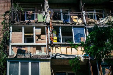 Kharkiv, Ukrayna, 7 Haziran 2025 Kharkiv 'deki bir yerleşim yerine yapılan Rus saldırısından sonra. Hasar büyük, birkaç apartman yanıyor ve birçok pencere yıkıldı..