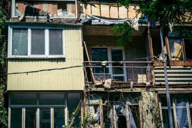 Kharkiv, Ukrayna, 7 Haziran 2025 Kharkiv 'deki bir yerleşim yerine yapılan Rus saldırısından sonra. Hasar büyük, birkaç apartman yanıyor ve birçok pencere yıkıldı..