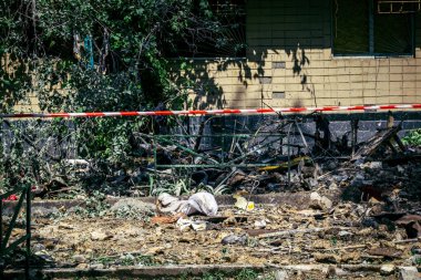 Kharkiv, Ukrayna, 7 Haziran 2025 Rus saldırısının ardından bir yerleşim bölgesine düştü. Hasar büyük, birkaç daire yanıyor ve camlar da hasar görmüş..