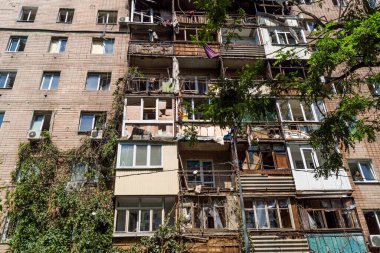 Kharkiv, Ukrayna, 7 Haziran 2025 Kharkiv 'deki bir yerleşim yerine yapılan Rus saldırısından sonra. Hasar büyük, birkaç apartman yanıyor ve birçok pencere yıkıldı..