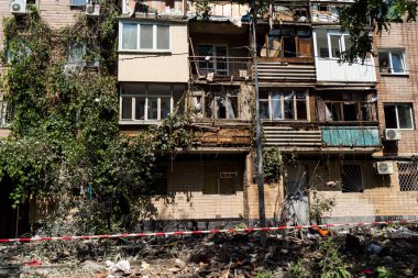 Kharkiv, Ukrayna, 7 Haziran 2025 Kharkiv 'deki bir yerleşim yerine yapılan Rus saldırısından sonra. Hasar büyük, birkaç apartman yanıyor ve birçok pencere yıkıldı..