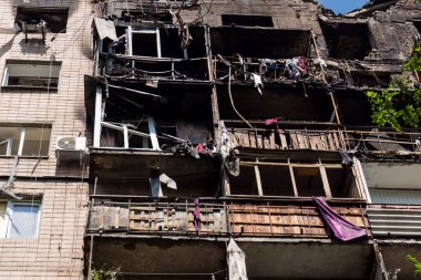 Kharkiv, Ukrayna, 7 Haziran 2025 Kharkiv 'deki bir yerleşim yerine yapılan Rus saldırısından sonra. Hasar büyük, birkaç apartman yanıyor ve birçok pencere yıkıldı..