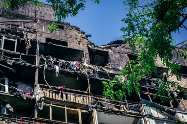 Kharkiv, Ukrayna, 7 Haziran 2025 Kharkiv 'deki bir yerleşim yerine yapılan Rus saldırısından sonra. Hasar büyük, birkaç apartman yanıyor ve birçok pencere yıkıldı..