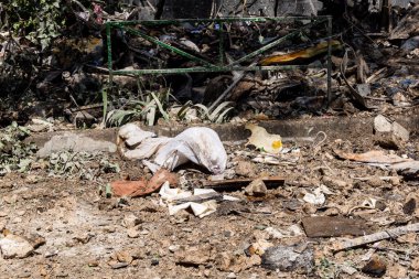 Kharkiv, Ukrayna, 7 Haziran 2025 Rus saldırısının ardından bir yerleşim bölgesine düştü. Hasar büyük, birkaç daire yanıyor ve camlar da hasar görmüş..