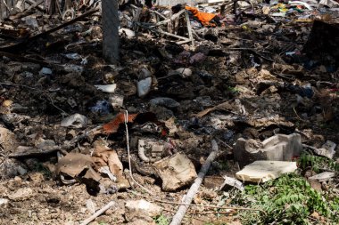 Kharkiv, Ukrayna, 7 Haziran 2025 Rus saldırısının ardından bir yerleşim bölgesine düştü. Hasar büyük, birkaç daire yanıyor ve camlar da hasar görmüş..