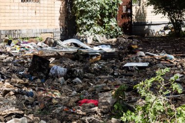 Kharkiv, Ukrayna, 7 Haziran 2025 Rus saldırısının ardından bir yerleşim bölgesine düştü. Hasar büyük, birkaç daire yanıyor ve camlar da hasar görmüş..