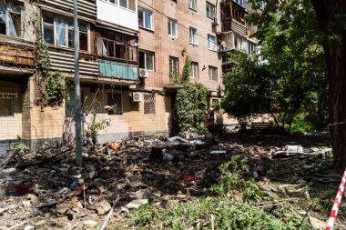 Kharkiv, Ukrayna, 7 Haziran 2025 Kharkiv 'deki bir yerleşim yerine yapılan Rus saldırısından sonra. Hasar büyük, birkaç apartman yanıyor ve birçok pencere yıkıldı..