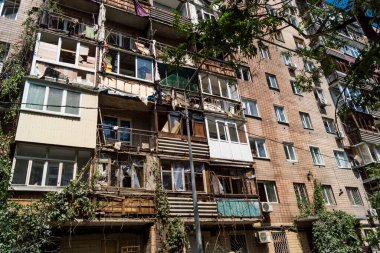 Kharkiv, Ukrayna, 7 Haziran 2025 Kharkiv 'deki bir yerleşim yerine yapılan Rus saldırısından sonra. Hasar büyük, birkaç apartman yanıyor ve birçok pencere yıkıldı..