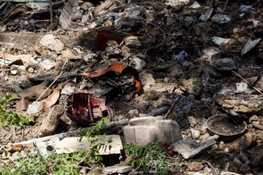 Kharkiv, Ukrayna, 7 Haziran 2025 Rus saldırısının ardından bir yerleşim bölgesine düştü. Hasar büyük, birkaç daire yanıyor ve camlar da hasar görmüş..