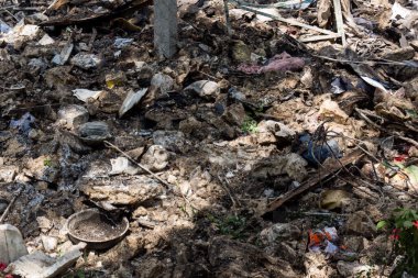 Kharkiv, Ukrayna, 7 Haziran 2025 Rus saldırısının ardından bir yerleşim bölgesine düştü. Hasar büyük, birkaç daire yanıyor ve camlar da hasar görmüş..