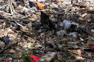 Kharkiv, Ukrayna, 7 Haziran 2025 Rus saldırısının ardından bir yerleşim bölgesine düştü. Hasar büyük, birkaç daire yanıyor ve camlar da hasar görmüş..