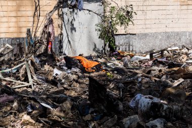 Kharkiv, Ukrayna, 7 Haziran 2025 Rus saldırısının ardından bir yerleşim bölgesine düştü. Hasar büyük, birkaç daire yanıyor ve camlar da hasar görmüş..