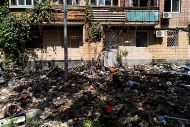 Kharkiv, Ukrayna, 7 Haziran 2025 Rus saldırısının ardından bir yerleşim bölgesine düştü. Hasar büyük, birkaç daire yanıyor ve camlar da hasar görmüş..