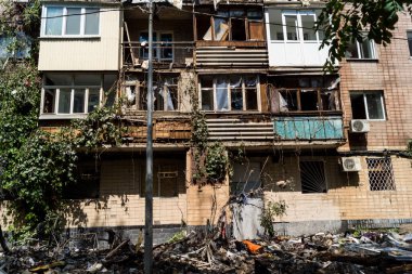 Kharkiv, Ukrayna, 7 Haziran 2025 Kharkiv 'deki bir yerleşim yerine yapılan Rus saldırısından sonra. Hasar büyük, birkaç apartman yanıyor ve birçok pencere yıkıldı..