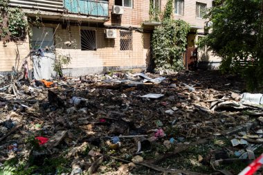 Kharkiv, Ukrayna, 7 Haziran 2025 Rus saldırısının ardından bir yerleşim bölgesine düştü. Hasar büyük, birkaç daire yanıyor ve camlar da hasar görmüş..