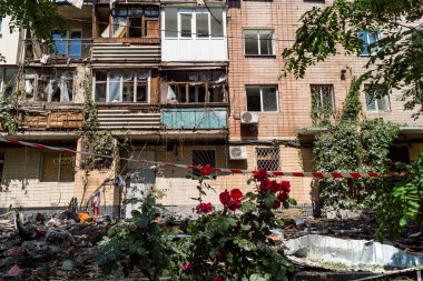 Kharkiv, Ukrayna, 7 Haziran 2025 Kharkiv 'deki bir yerleşim yerine yapılan Rus saldırısından sonra. Hasar büyük, birkaç apartman yanıyor ve birçok pencere yıkıldı..