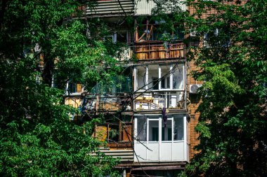 Kharkiv, Ukrayna, 7 Haziran 2025 Kharkiv 'deki bir yerleşim yerine yapılan Rus saldırısından sonra. Hasar büyük, birkaç apartman yanıyor ve birçok pencere yıkıldı..