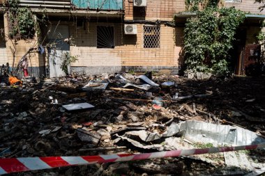 Kharkiv, Ukrayna, 7 Haziran 2025 Rus saldırısının ardından bir yerleşim bölgesine düştü. Hasar büyük, birkaç daire yanıyor ve camlar da hasar görmüş..