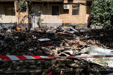 Kharkiv, Ukrayna, 7 Haziran 2025 Rus saldırısının ardından bir yerleşim bölgesine düştü. Hasar büyük, birkaç daire yanıyor ve camlar da hasar görmüş..