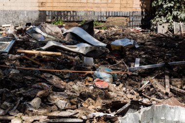 Kharkiv, Ukrayna, 7 Haziran 2025 Rus saldırısının ardından bir yerleşim bölgesine düştü. Hasar büyük, birkaç daire yanıyor ve camlar da hasar görmüş..