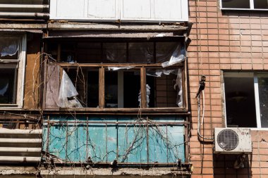 Kharkiv, Ukrayna, 7 Haziran 2025 Kharkiv 'deki bir yerleşim yerine yapılan Rus saldırısından sonra. Hasar büyük, birkaç apartman yanıyor ve birçok pencere yıkıldı..