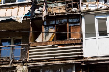 Kharkiv, Ukrayna, 7 Haziran 2025 Kharkiv 'deki bir yerleşim yerine yapılan Rus saldırısından sonra. Hasar büyük, birkaç apartman yanıyor ve birçok pencere yıkıldı..