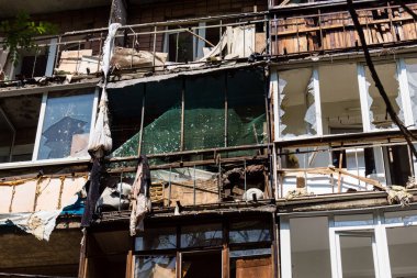 Kharkiv, Ukrayna, 7 Haziran 2025 Kharkiv 'deki bir yerleşim yerine yapılan Rus saldırısından sonra. Hasar büyük, birkaç apartman yanıyor ve birçok pencere yıkıldı..