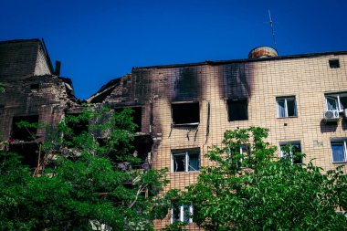 Kharkiv, Ukrayna, 7 Haziran 2025 Kharkiv 'deki bir yerleşim yerine yapılan Rus saldırısından sonra. Hasar büyük, birkaç apartman yanıyor ve birçok pencere yıkıldı..