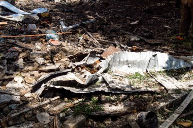 Kharkiv, Ukrayna, 7 Haziran 2025 Rus saldırısının ardından bir yerleşim bölgesine düştü. Hasar büyük, birkaç daire yanıyor ve camlar da hasar görmüş..