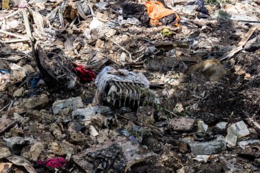 Kharkiv, Ukrayna, 7 Haziran 2025 Rus saldırısının ardından bir yerleşim bölgesine düştü. Hasar büyük, birkaç daire yanıyor ve camlar da hasar görmüş..