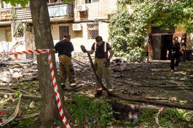 Kharkiv, Ukrayna, 7 Haziran 2025. İtfaiyeciler, Kharkiv 'deki bir yerleşim yerine yapılan Rus saldırısına yanıt verdiler. Birçok apartman yangını ve birçok pencerenin tahrip olmasıyla hasar çok büyük..