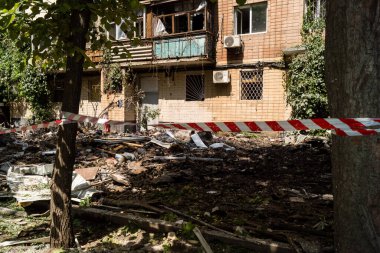 Kharkiv, Ukrayna, 7 Haziran 2025 Rus saldırısının ardından bir yerleşim bölgesine düştü. Hasar büyük, birkaç daire yanıyor ve camlar da hasar görmüş..