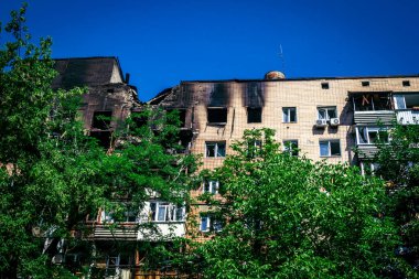 Kharkiv, Ukrayna, 7 Haziran 2025 Kharkiv 'deki bir yerleşim yerine yapılan Rus saldırısından sonra. Hasar büyük, birkaç apartman yanıyor ve birçok pencere yıkıldı..