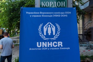 Kharkiv, Ukrayna, 7 Haziran 2025 Rusya 'nın bir yerleşim yerine düzenlediği saldırının ardından yardım ve destek hizmetleri mevcuttur. Hasar büyük, birkaç daire yanıyor..