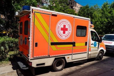 Kharkiv, Ukrayna, 7 Haziran 2025. Ambulans, Rus saldırısının gerçekleştiği yere park edilmiştir. İHA ve füze kullanan büyük bir Rus saldırısı doğudaki Harkiv şehrini vurdu..