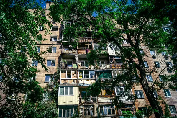 Kharkiv, Ukrayna, 7 Haziran 2025 Kharkiv 'deki bir yerleşim yerine yapılan Rus saldırısından sonra. Hasar büyük, birkaç apartman yanıyor ve birçok pencere yıkıldı..