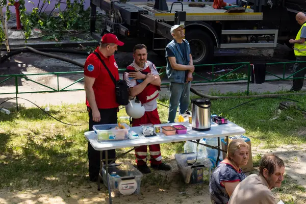 Kharkiv, Ukrayna, 7 Haziran 2025 Rusya 'nın bir yerleşim yerine düzenlediği saldırının ardından yardım ve destek hizmetleri mevcuttur. Hasar büyük, birkaç daire yanıyor..