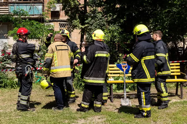 Kharkiv, Ukrayna, 7 Haziran 2025. İtfaiyeciler, Kharkiv 'deki bir yerleşim yerine yapılan Rus saldırısına yanıt verdiler. Birçok apartman yangını ve birçok pencerenin tahrip olmasıyla hasar çok büyük..