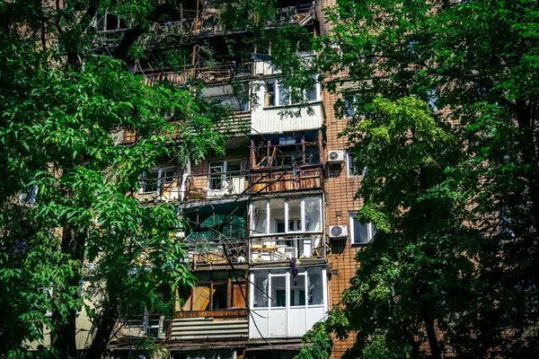 Kharkiv, Ukrayna, 7 Haziran 2025 Kharkiv 'deki bir yerleşim yerine yapılan Rus saldırısından sonra. Hasar büyük, birkaç apartman yanıyor ve birçok pencere yıkıldı..