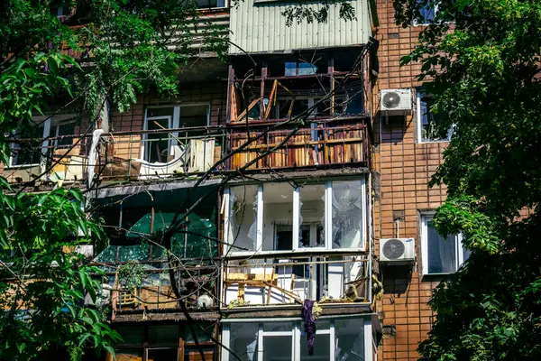 Kharkiv, Ukrayna, 7 Haziran 2025 Kharkiv 'deki bir yerleşim yerine yapılan Rus saldırısından sonra. Hasar büyük, birkaç apartman yanıyor ve birçok pencere yıkıldı..
