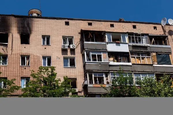 Kharkiv, Ukrayna, 7 Haziran 2025 Kharkiv 'deki bir yerleşim yerine yapılan Rus saldırısından sonra. Hasar büyük, birkaç apartman yanıyor ve birçok pencere yıkıldı..