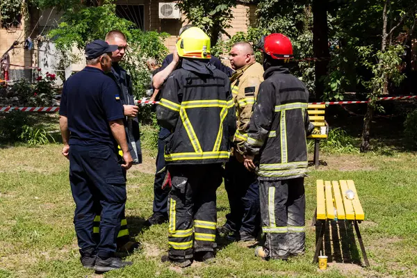 Kharkiv, Ukrayna, 7 Haziran 2025. İtfaiyeciler, Kharkiv 'deki bir yerleşim yerine yapılan Rus saldırısına yanıt verdiler. Birçok apartman yangını ve birçok pencerenin tahrip olmasıyla hasar çok büyük..